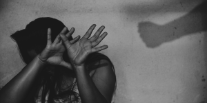 Estupro no Brasil bate recorde em 2022 e expõe violência doméstica e desigualdade social.